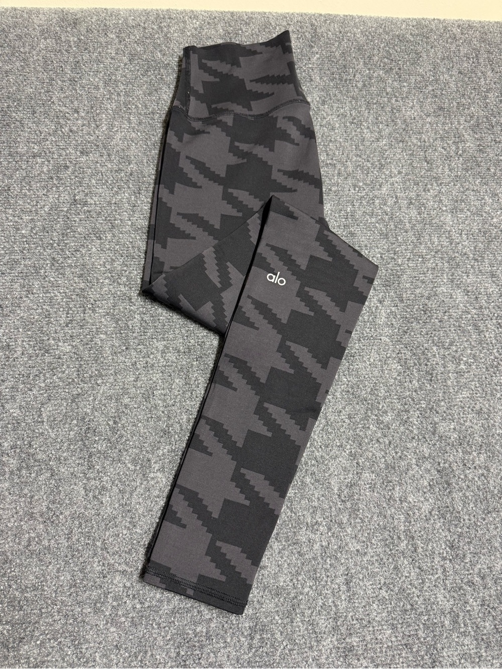 ALO Yoga Black and Charcoal Geometric Leggings